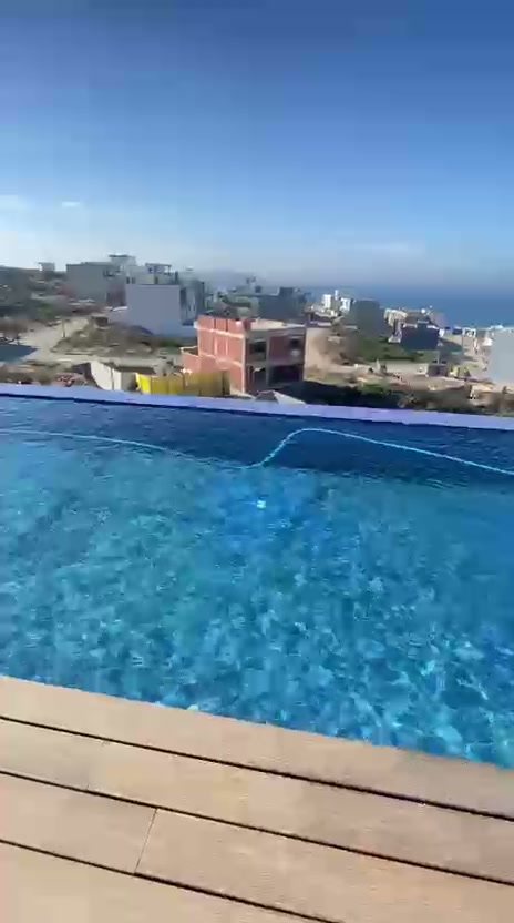 مسبح لا نهائي بإطلالة بحرية