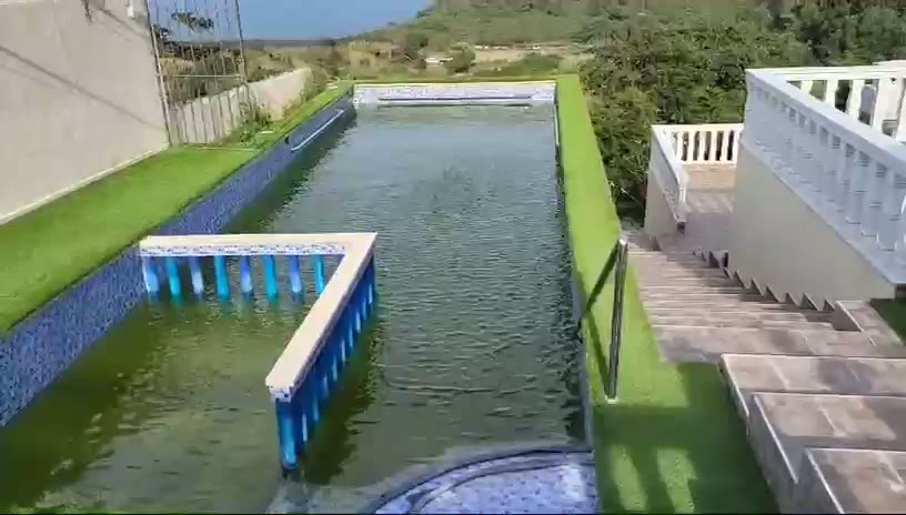 مسبح بمنحدر وسلالم