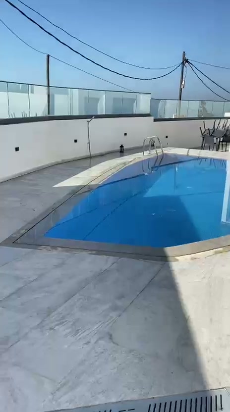 مسبح فوق السطح